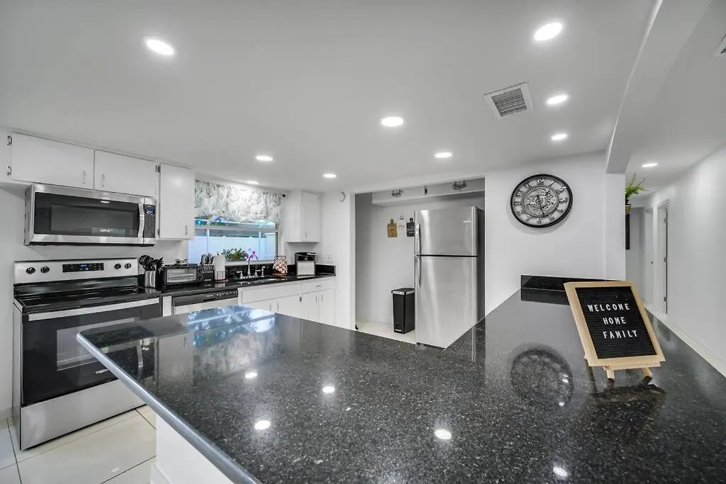 Cozy Family Home In Tampa With Private & Heated Pool, Pool Table And Kids Play Area Holiday home